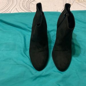 Old Navy wide heeled black suede bootie size 7m.